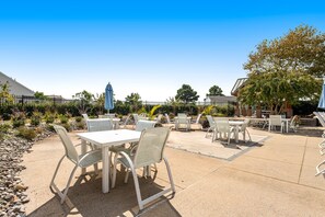 Outdoor dining - Bear Trap Dunes dog-friendly house w/ shared sauna, tennis court, balcony (Ocean View)