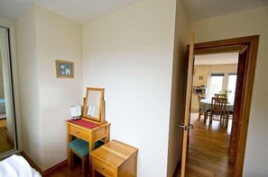 2 bedrooms, iron/ironing board, free WiFi, bed sheets - Rosalie, a 2 bedroom apartment near the beach at Woolacombe (Woolacombe)