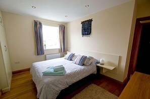 2 bedrooms, iron/ironing board, free WiFi, bed sheets - Rosalie, a 2 bedroom apartment near the beach at Woolacombe (Woolacombe)