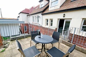 Outdoor dining - Rosalie, a 2 bedroom apartment near the beach at Woolacombe (Woolacombe)