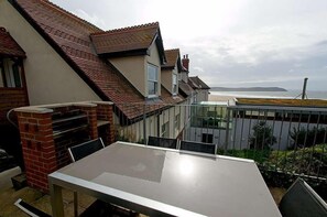 Outdoor dining - Rosalie, a 2 bedroom apartment near the beach at Woolacombe (Woolacombe)