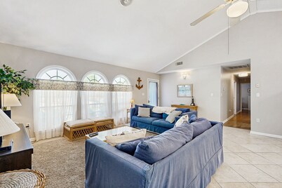 Candlelight Acres house w/ gas grill, outside shower & WIFI