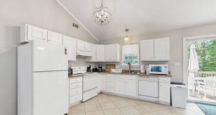 Candlelight Acres house w/ gas grill, outside shower & WIFI
