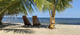 La Vida Casita - Cozy beachfront bungalow steps from the beach.