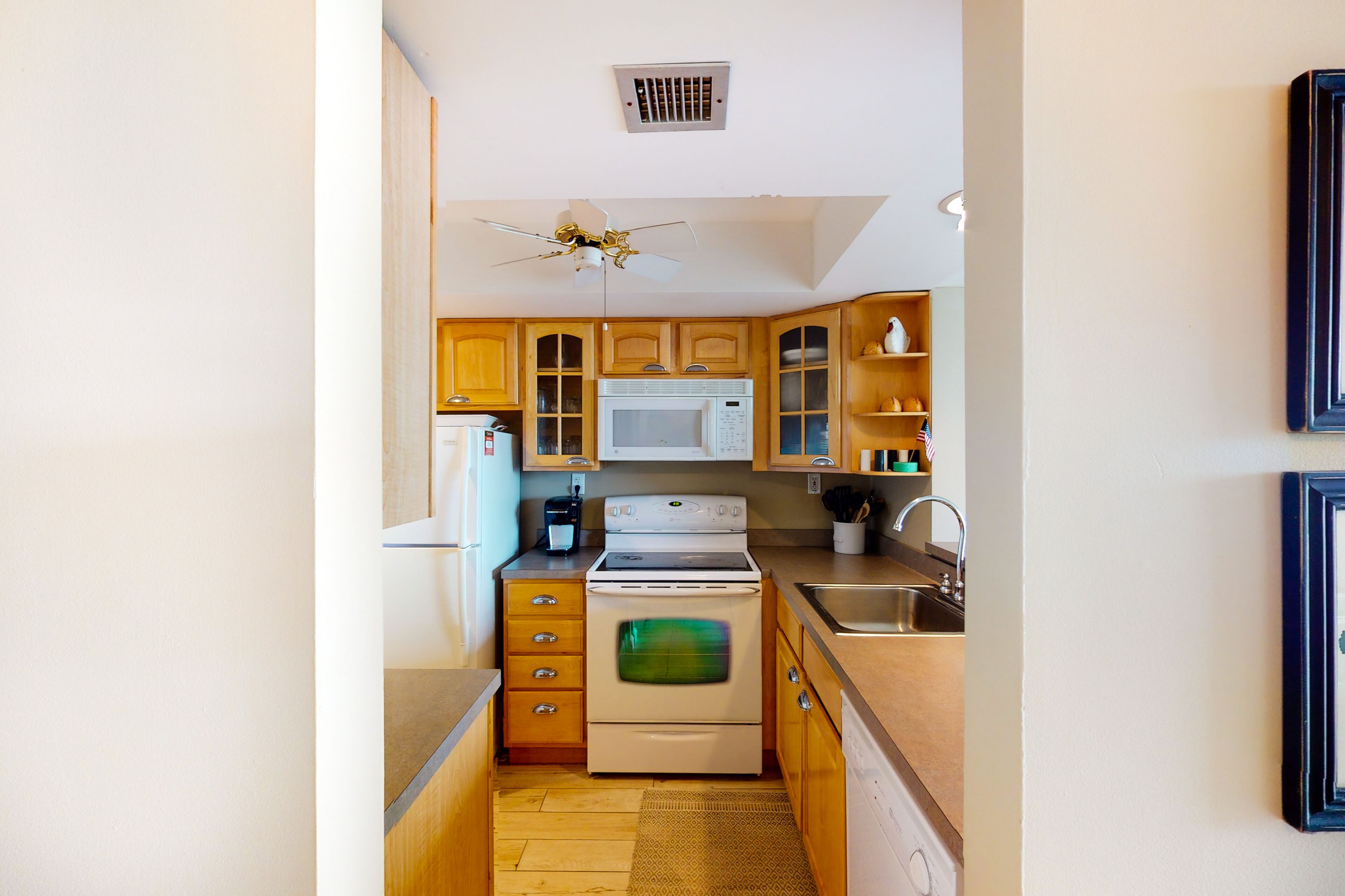 Sea Colony Ocean 1st floor condo w/ pools, private beach and free WiFi