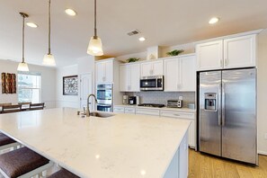Geladeira, micro-ondas, fogão, cooktop