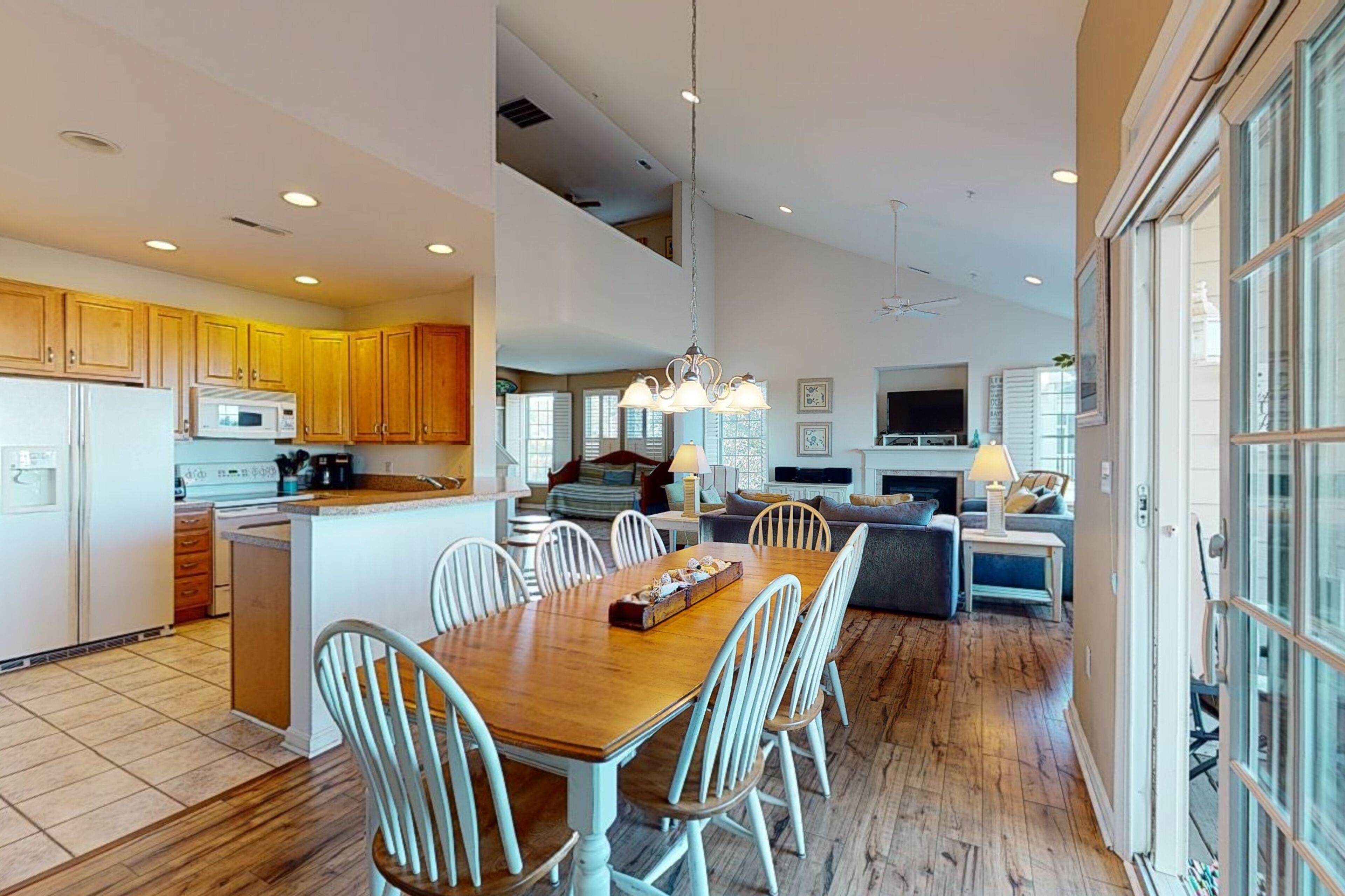 Bear Trap Dunes 2nd-floor, lakefront condo w/ pool and free WiFi - 1 dog OK!