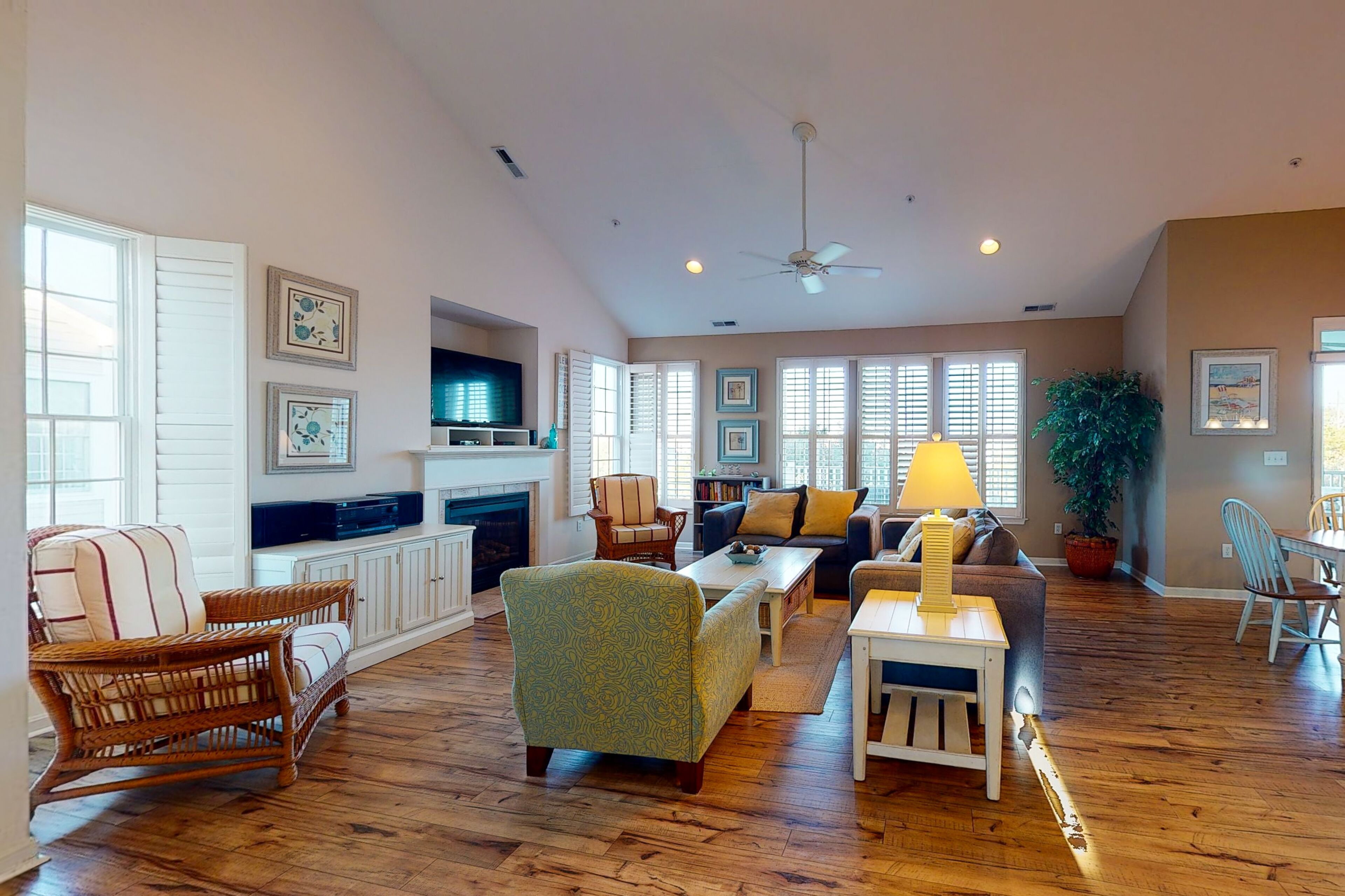 Bear Trap Dunes 2nd-floor, lakefront condo w/ pool and free WiFi - 1 dog OK!