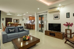 Villa, 3 Schlafzimmer, eigener Pool | Wohnbereich | 40-Zoll-Flachbildfernseher mit Kabelempfang, Fernseher, DVD-Player