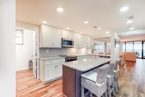 Jääkaappi, mikroaaltouuni, uuni, liesi