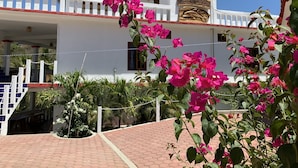 A white building with a thatched roof and a sign reading "Casa Del Sol". - Casa El Delfin, 2nd Floor-Apt. 1 -  Estacahuite (Estacahuite)
