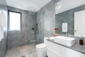 Luxury Villa | Bathroom