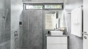 Villa de lujo | Baño | Ducha, cabezal de ducha tipo lluvia, secador de pelo y zapatillas