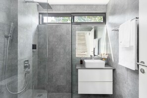 Luxury Villa | Bathroom | Shower, rainfall showerhead, hair dryer, slippers