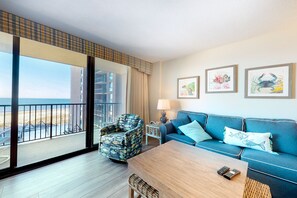 Een flatscreentelevisie en een dvd-speler