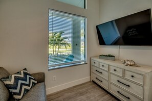 Smart-TV, Kamin, Bücher, Stereoanlage