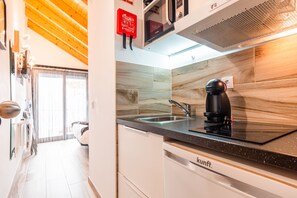 Kühlschrank, Mikrowelle, Wasserkocher mit Kaffee-/Teezubehör