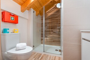 Douche, sèche-cheveux, serviettes fournies