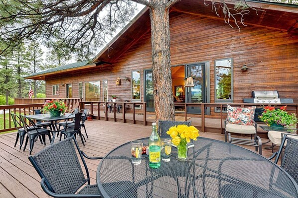 Outdoor dining - Wolf Creek Promo! Luxury Amenities, Mountain View Home, Close to Hot Spring & Wolf Creek (Pagosa Springs)
