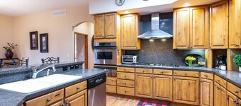 Antelope Ranch: Spacious Deck, Luxury Amenities, Mountain View Home Close to Hot Spring & Wolf Creek