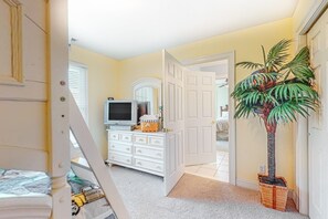 3 slaapkamers, een strijkplank/strijkijzer, internet, beddengoed