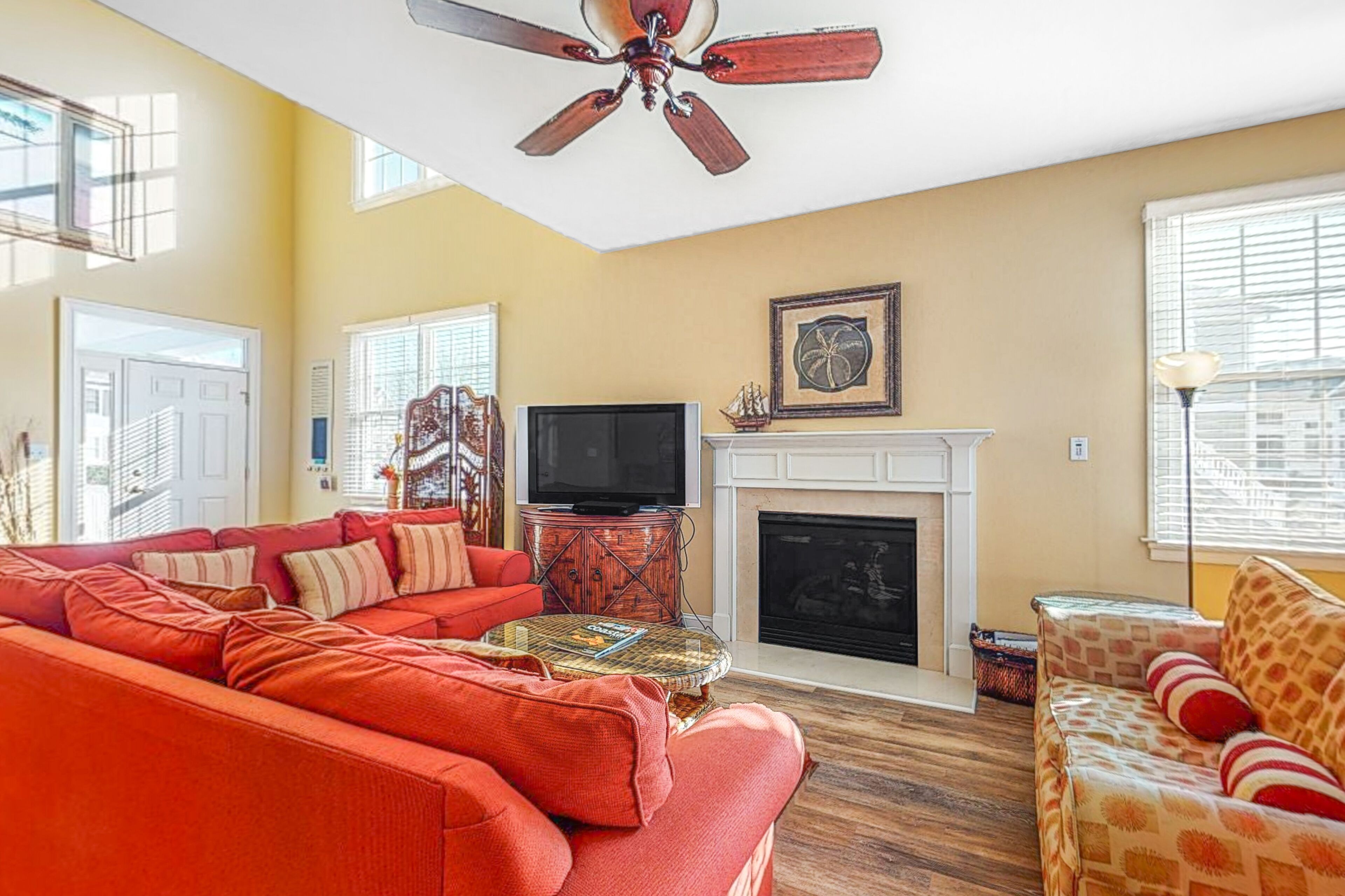 Bayside Resort townhouse w/ free WiFi, tennis court, pool, and board games