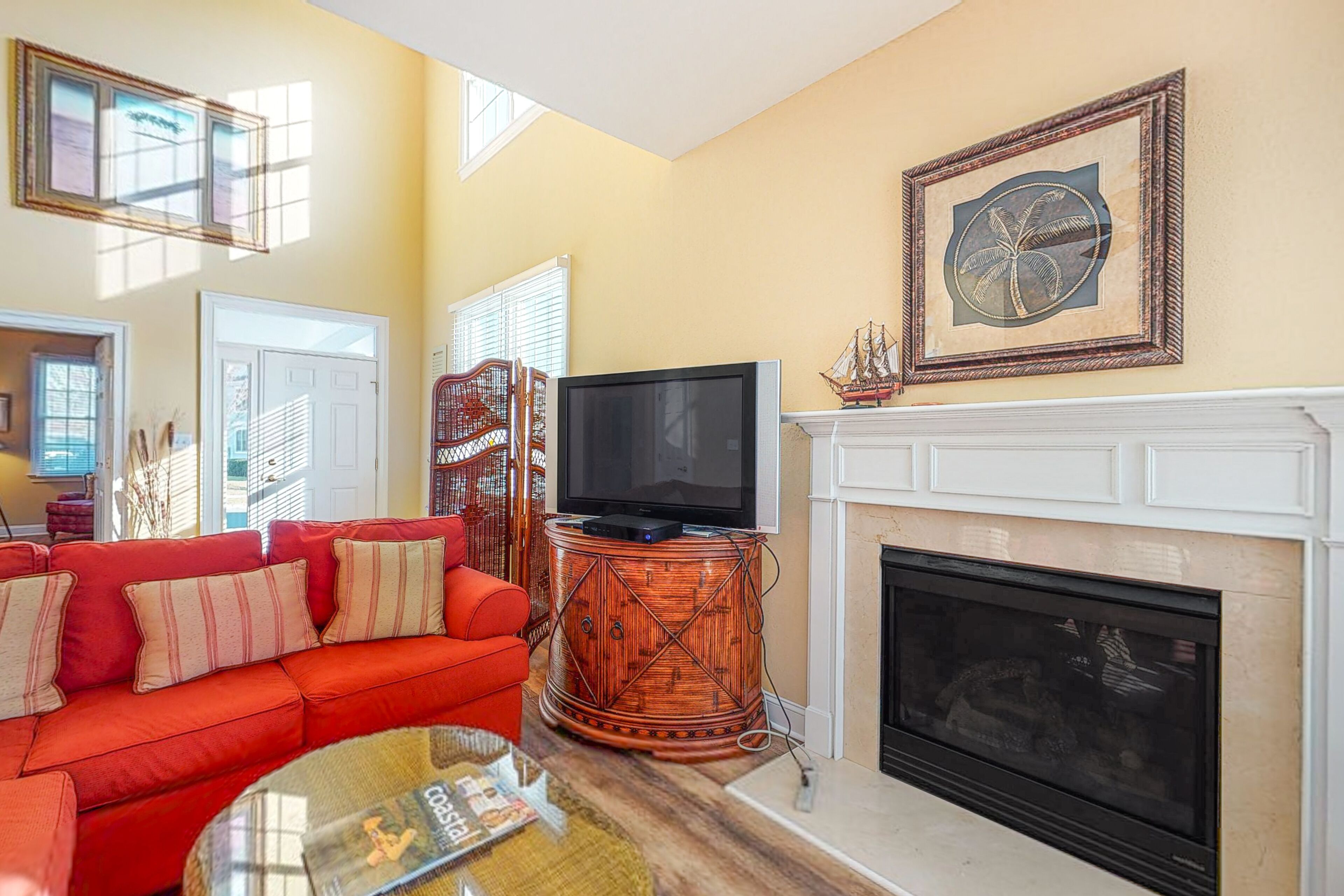 Bayside Resort townhouse w/ free WiFi, tennis court, pool, and board games