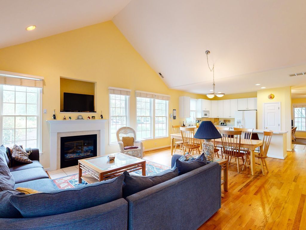 Bear Trap Dunes townhouse w/ fireplace, basketball court, tennis court, WiFi!