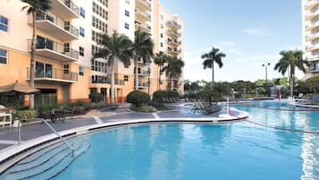 Alberca al aire libre y alberca climatizada