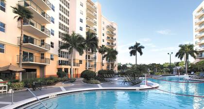 Cozy 2-Bedroom Gated Pompano Beach Resort with Spa, Tennis, Golf, Heated Pools