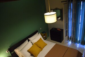 1 quarto, cofres nos quartos, ferros/tábuas de passar roupa