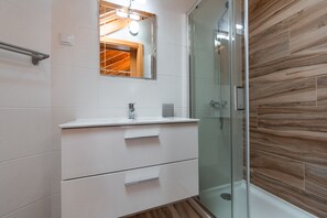 Dusche, Haartrockner, Handtücher