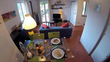 Fernseher, Kamin, Bücher