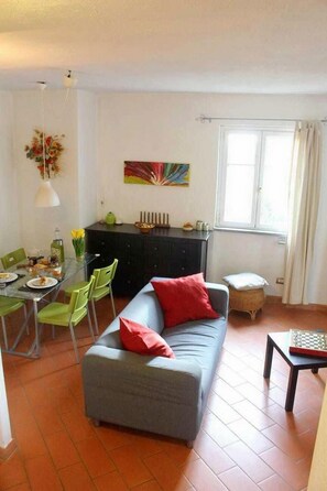 TV, fireplace, books - TINA HOUSE "The Oleander" (Moneglia)
