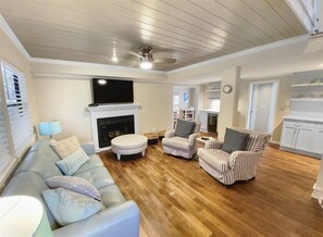 LED-Fernseher, Kamin, DVD-Player