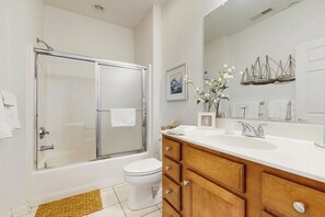 Sèche-cheveux, serviettes fournies