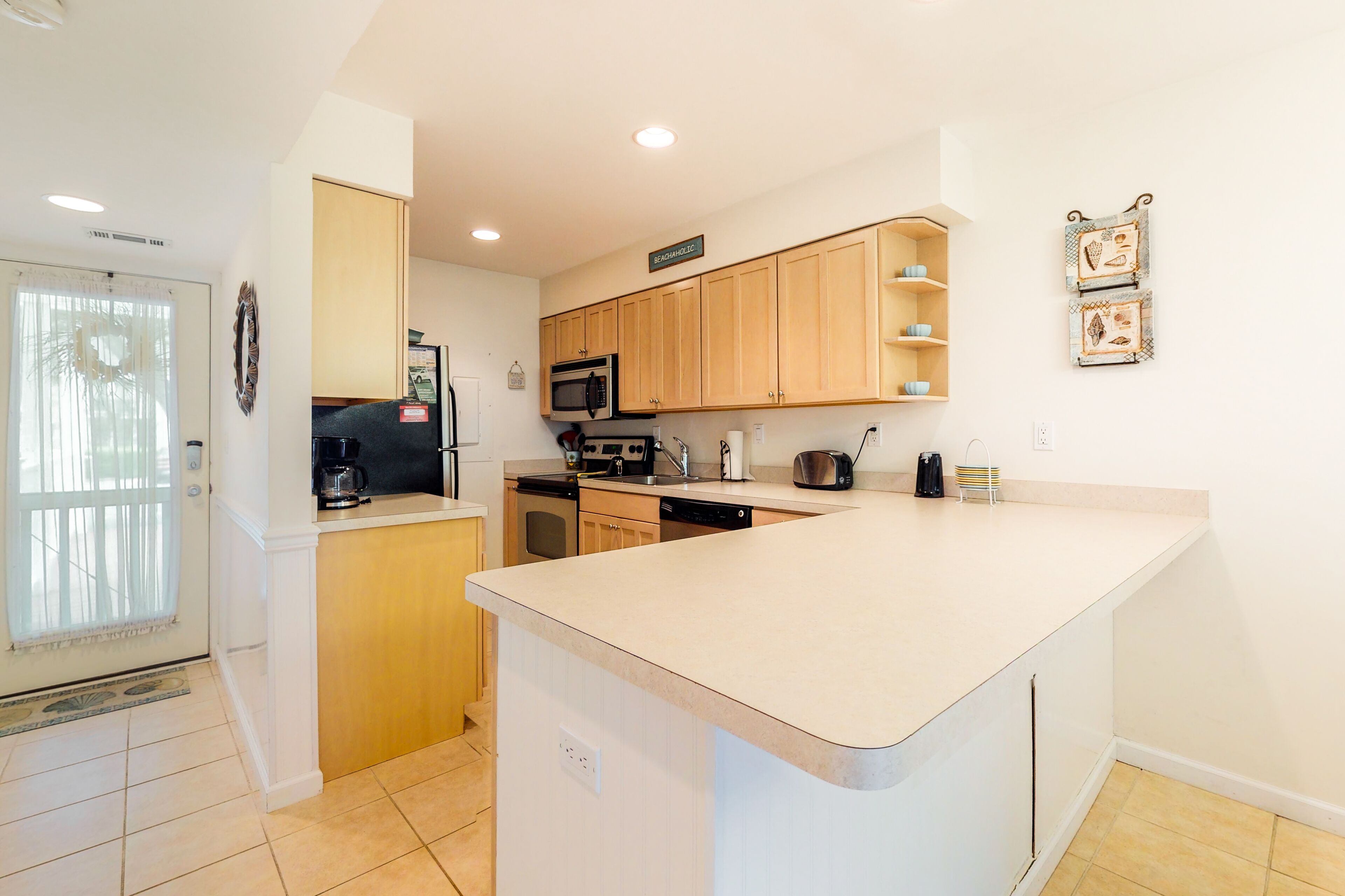 Sea Colony Tennis 1st-floor condo with tennis court, pool, & basketball court