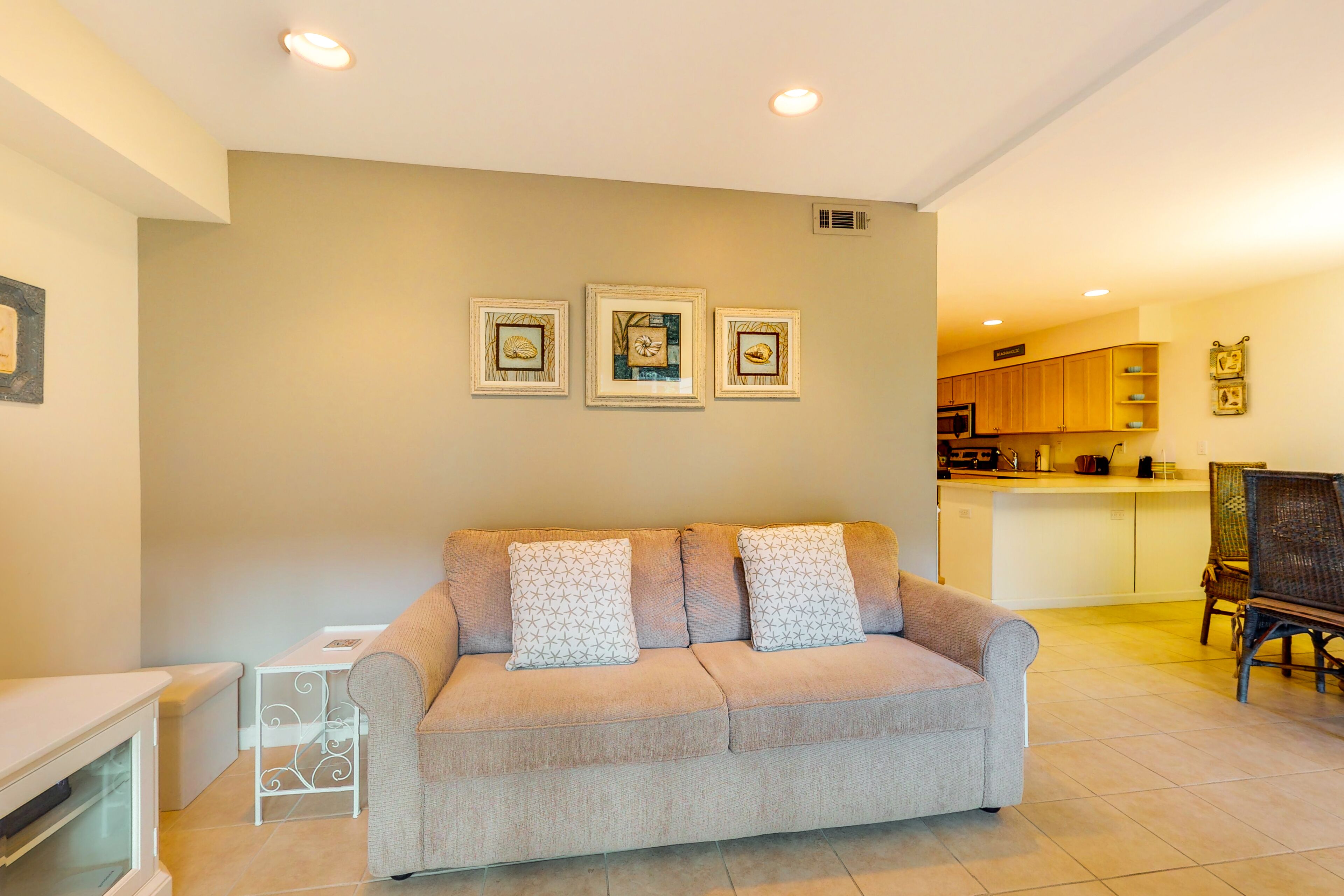 Sea Colony Tennis 1st-floor condo with tennis court, pool, & basketball court