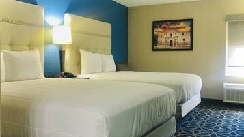 Standardværelse - flere senge | Dundyner, pengeskab på værelset, skrivebord