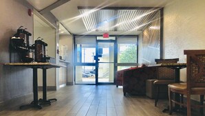 Lobby sitting area - Baymont Inn & Suites by Wyndham (McAllen)
