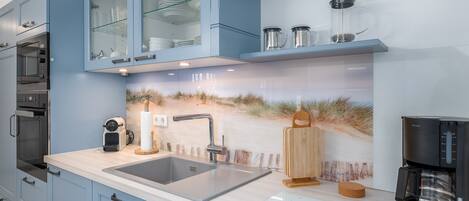 Een koelkast, een magnetron, een oven, een vaatwasser