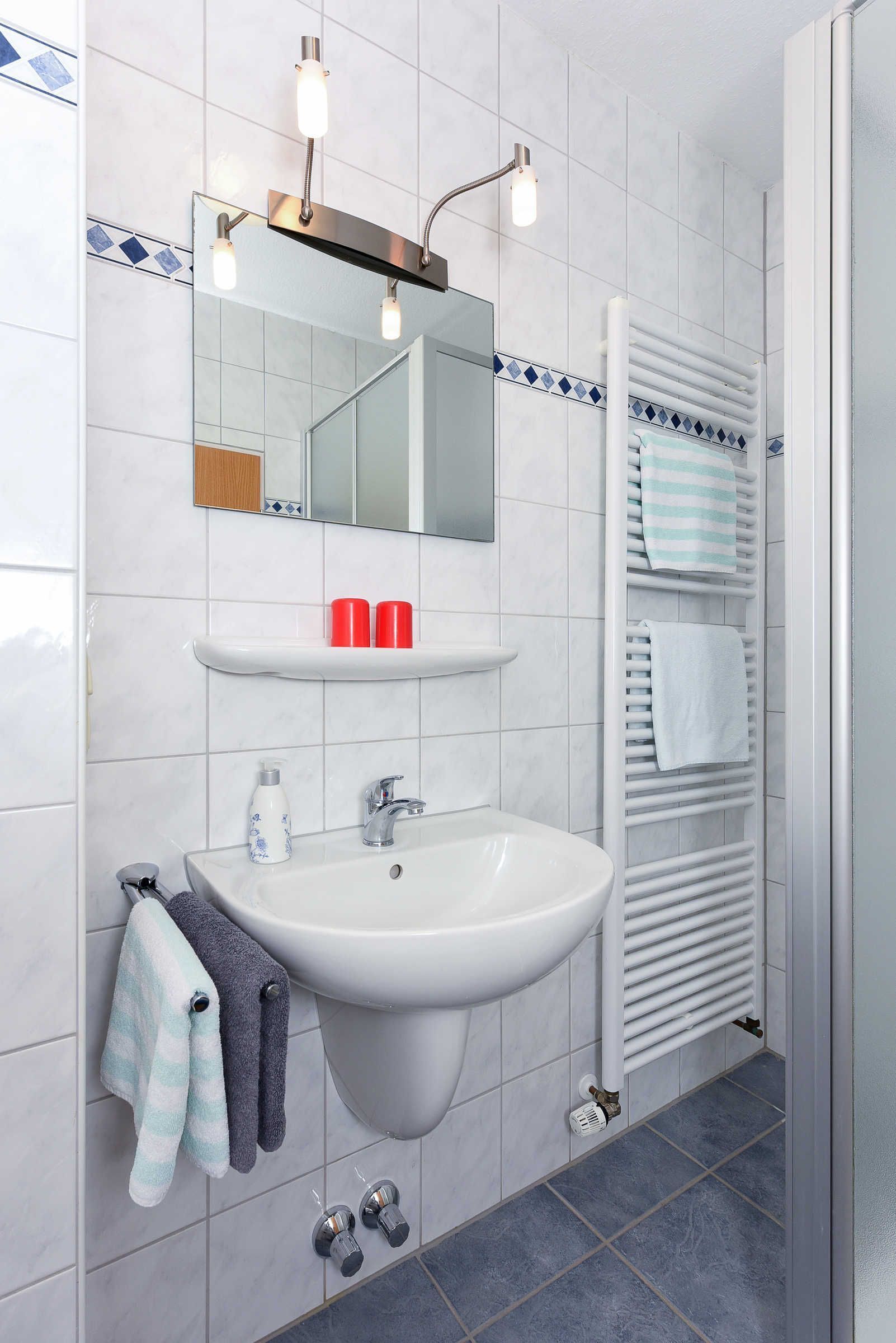 Douche, serviettes fournies, savon, papier toilette