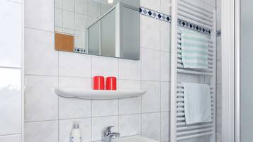 Douche, serviettes fournies, savon, papier toilette