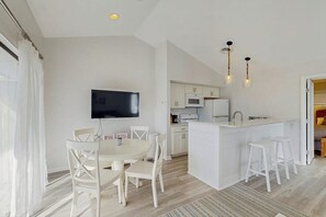 Dining - Sea Colony Tennis condo w/ free WiFi, pool, and shared sauna (Bethany Beach)