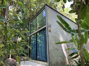 Premium bedding, individually decorated, individually furnished, desk - BeachBox KohChang (Ko Chang)