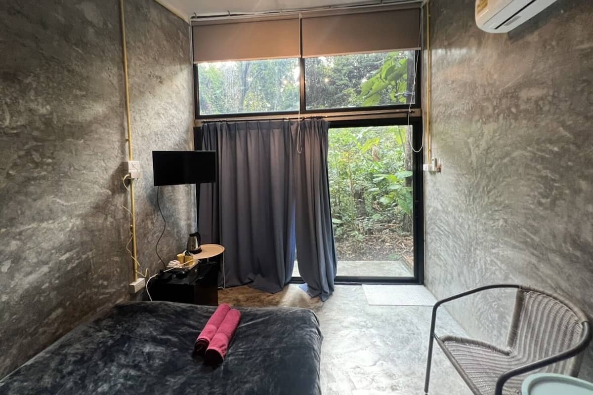 Signature Single Room (B3) | Premium bedding, individually decorated, individually furnished, desk