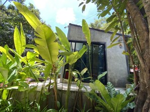 Yhden hengen signature-huone (B6) | Ylelliset vuodevaatteet, yksilöllisesti sisustettu