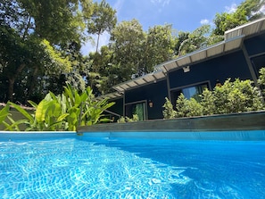 Outdoor pool, sun loungers - BeachBox KohChang (Ko Chang)