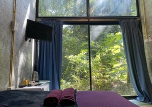 特色单人房 (B3) | 高档床上用品、特色装修、特色家居、办公桌