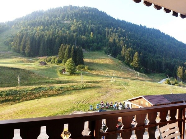 Property grounds - Charming Studio in Verdant Setting with Balcony, Sleeps 4 (Le Biot)